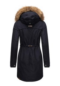 Marinkapp med fuskpäls på huvan, elastisk midja och knappdetaljer. Har långa ärmar och en slät tygtextur.