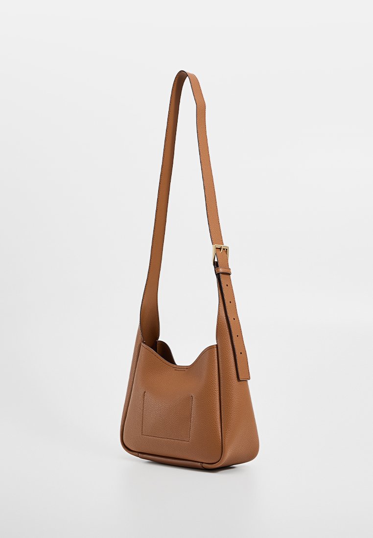 Bruine leren schoudertas met een gestructureerde afwerking, gebogen vorm, verstelbare schouderriem en een voorvak. Eenvoudig, minimalistisch ontwerp.