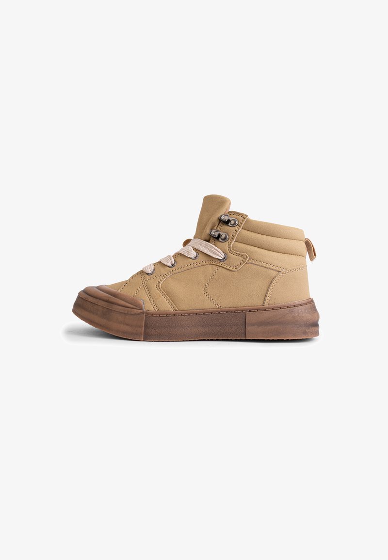 Sneaker înalt, maro, fabricat dintr-un material asemănător pielei de căprioară, având un design texturat, vârf rotund și două ochiuri metalice.