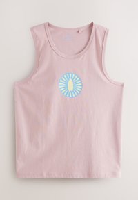 Gaiši rozā kokvilnas krekls bez piedurknēm ar apaļu izgriezumu un plašām rokas atverēm. Priekšpusē ir apaļš zilas un dzeltenas grafikas dizains.