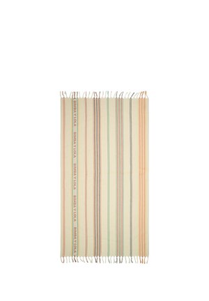 Alfombra rectangular crema con rayas verticales multicolor y bordes con flecos, con el texto repetido "BIMBA Y LOLA" en una franja.