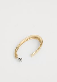 Orecchino ad anello in metallo oro con una finitura liscia e design aperto, dotato di una chiusura posteriore sicura con un componente di colore argento.