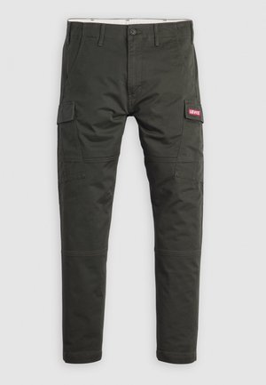 Pantalons cargo verts foncés en coton avec une coupe ajustée, comprenant des poches latérales et un patch logo rouge Levi’s sur le devant.