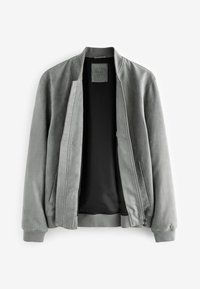 Veste bomber en daim gris clair avec doublure intérieure noire, poignets, col, ourlet côtelés et fermeture éclair à l'avant partiellement ouverte, présentée sur fond blanc.