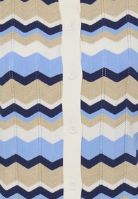 Strikket cardigan med sikksakkmønster i blått, beige og marineblått. Hvit knappelukking med ribbestrikket kant langs sidene.