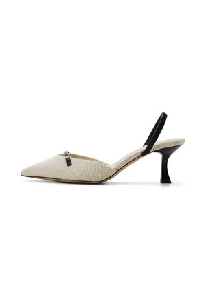 Beige slingback-schoen met spitse neus, zwarte elastische band en kleine blokhak, met gestructureerde stof en minimalistisch ontwerp.