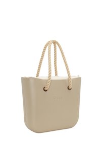 Beige totebag met een gladde, semi-matte afwerking. Beschikt over dikke, gedraaide touwhandvatten en een ritssluiting. Logo is op de voorkant geperst.