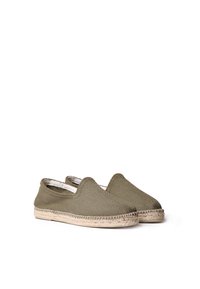 Olivově zelené plátěné espadrilky s texturovaným designem, elastickými bočními panely a přírodní jutovou podrážkou se šitými detaily.