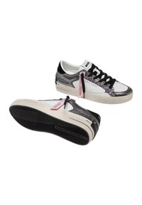 Sneaker bianco e nero con accenti glitter, caratterizzati da una parte superiore liscia, lati testurizzati, lacci neri e una suola in gomma con battistrada definito.