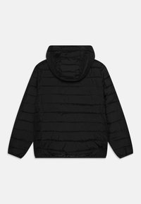 Černá péřová bunda s kapucí, jejíž design je horizontálně prošívaný, s elastickými manžetami a rovním lemem. Hladká, lehká tkanina.