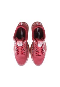 Röda sportskor med texturerat tyg och mesh-övre, vadderad krage, snörningsdesign och gummisula. Logodetaljer på tungan och sidan.