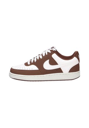 Sneaker marrone e bianco con tomaia in pelle, punta perforata, lacci bianchi e suola in gomma testurizzata. Presenta un logo prominente sul lato.