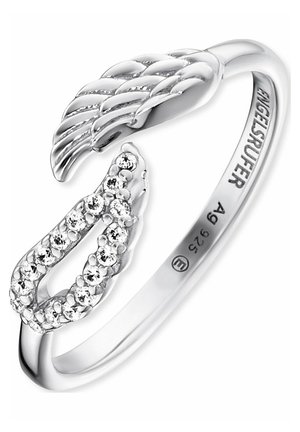 Silberring mit einem verdrehten Banddesign, verziert mit kleinen klaren Edelsteinen und einem offenen Flügelakzent an einem Ende.
