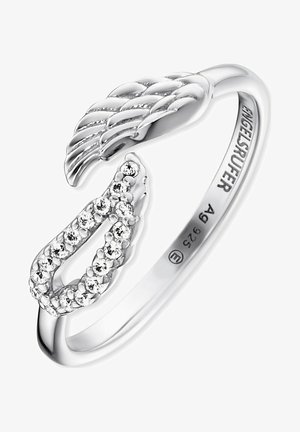 Anello in argento con un design a fascia intrecciata, adornato con piccole pietre preziose trasparenti e un accento a forma di ala aperta a un'estremità.