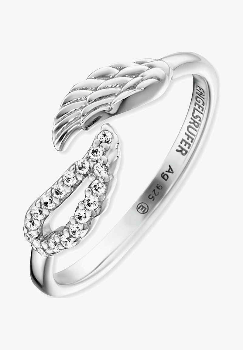 Anello in argento con un design a fascia intrecciata, adornato con piccole pietre preziose trasparenti e un accento a forma di ala aperta a un'estremità.