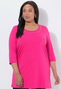 Fuchsia trækvarmsbluse med rundet halsudskæring, prydet med dekorative rhinsten langs kraven. Blødt, letvægtsstof.