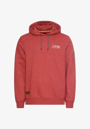 Rode capuchontrui met trekkoorden, geribde boorden en zoom, kleine witte tekst op de borst en een zwart label bij de onderrand.