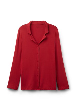 Chemise rouge à manches longues avec un col à revers, boutons sur le devant et tissu doux. Texture lisse et coupe ajustée. Sans motifs ni accents.