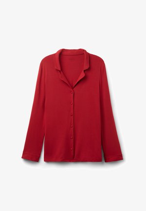 Rode langemouwen shirt met een ingesneden kraag, knopen aan de voorkant en zachte stof. Gladde textuur en getailleerde pasvorm. Geen patronen of accenten.