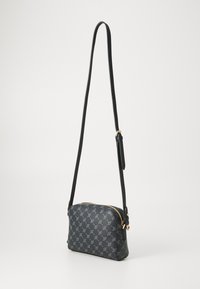 Borsa a tracolla in pelle nera con zip dorata, forma curva e esterno a motivo con motivi ripetuti. Includa una tracolla regolabile.