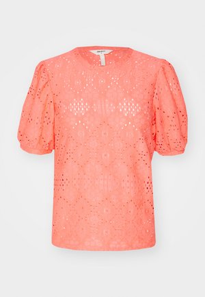 Korallenfarbenes Spitzenoberteil mit rundem Ausschnitt, Puffärmeln und diamantförmigen Ausschnitten im gesamten Stoff. Weiche, strukturierte Oberflächemaske.