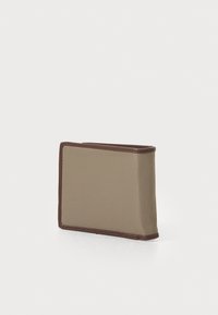 Beige Stoffbörse mit braunen Lederbesätzen und -nähten, rechteckige Form und glatte Textur. Minimalistisches Design ohne sichtbare Hardware.