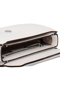 Witte leren handtas met bruine accenten, binnenvakken met ritssluiting en een ronde metalen drukknoopsluiting. Zachte textuur en strak ontwerp.