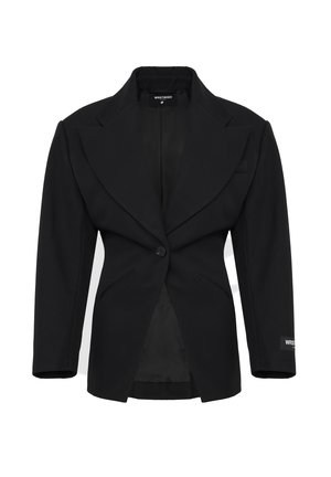 Blazer nero su misura con rever ampi, chiusura a un bottone e due tasche frontali con fessura, etichettato WRSTBHVR su manica e colletto.