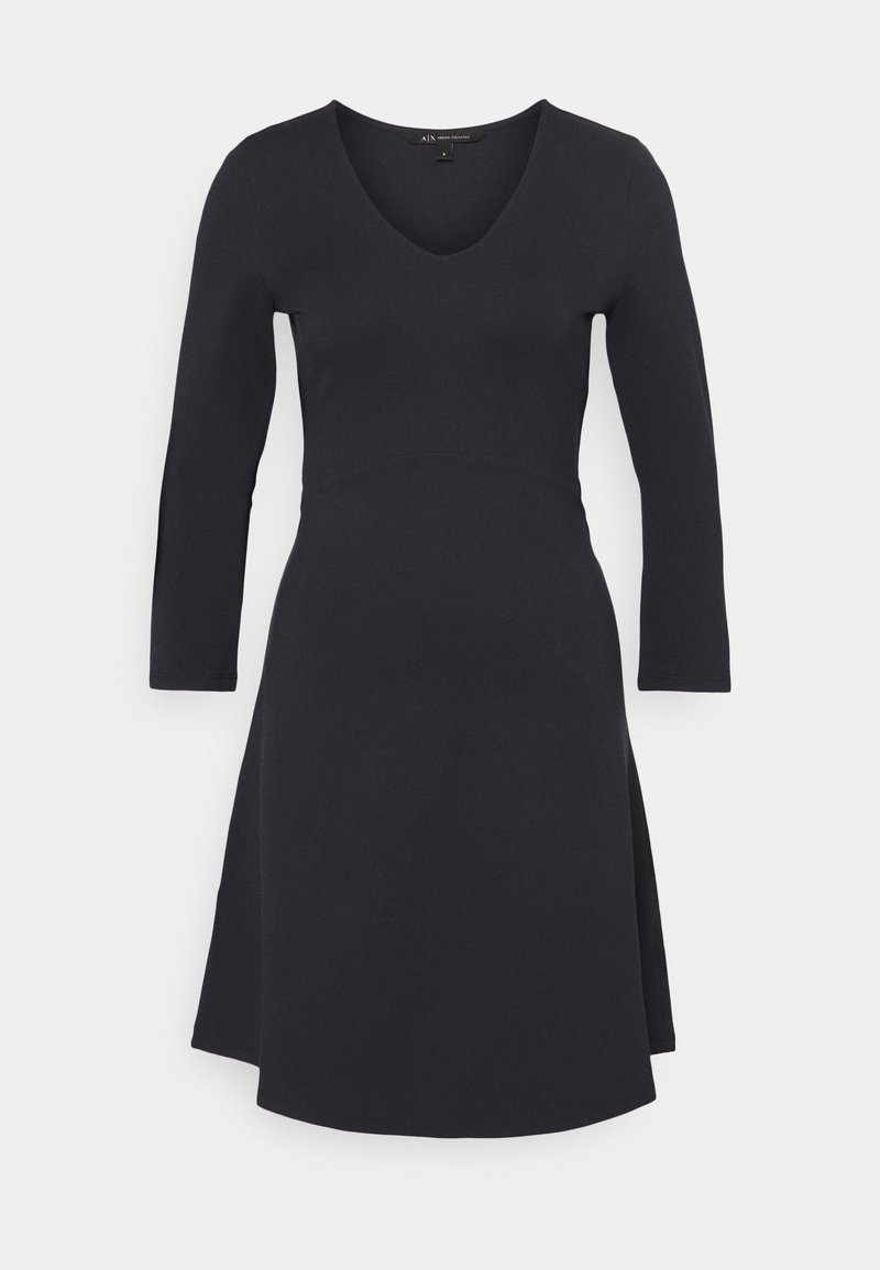 Robe noire à manches longues avec décolleté en V, taille ajustée et jupe évasée, présentée sur un fond clair uni.