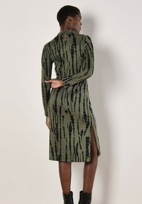 Apricot SOFT MIDI - Strickkleid - khaki