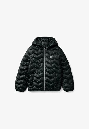 Schwarze Daunenjacke mit einem Zickzack-Quiltmuster, Reißverschluss, Kapuze und Seitentaschen. Mit einem kleinen Logo auf der linken Brust.