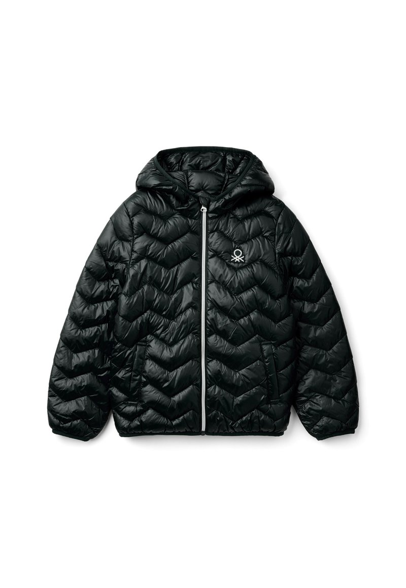Černá péřová bunda s vyvýšeným vzorem ve tvaru šípu, se zipovým uzávěrem, kapucí a bočními kapsami. Obsahuje malé logo na levé hrudi.