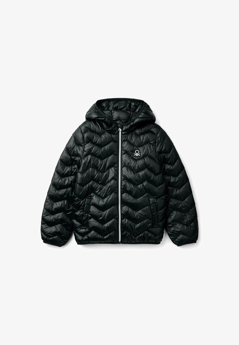 Černá péřová bunda s vyvýšeným vzorem ve tvaru šípu, se zipovým uzávěrem, kapucí a bočními kapsami. Obsahuje malé logo na levé hrudi.