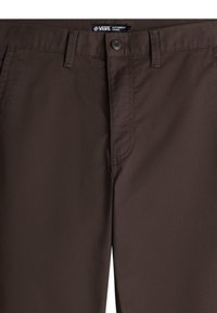 Bruna chinosbyxor med regular fit, som har knappstängning, bältesloopar och subtila sömnadsdetaljer. Tillverkade av mjuk bomullsblandning.