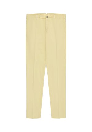 Beige maßgeschneiderte Hose mit Gürtelschlaufen, Frontreißverschluss und Bügelfalten, flach auf weißem Hintergrund präsentiert.
