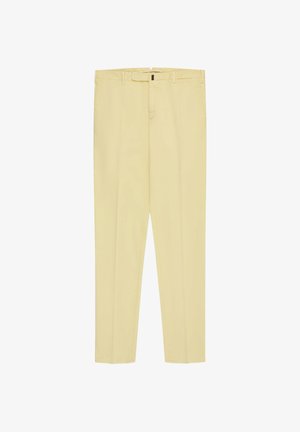 Beige op maat gemaakte broek met ceintuurlussen, een voorrits en geplooide vouwen, plat weergegeven op een witte achtergrond.