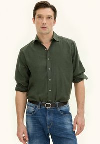 Oscar Jacobson REG FIT CUT AWAY BRUSHED - Camicia - rosciola green