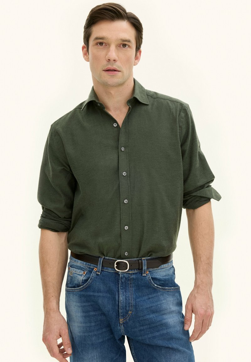 Oscar Jacobson REG FIT CUT AWAY BRUSHED - Camicia - rosciola green