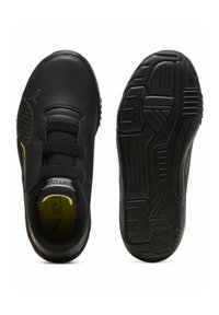 Czarne buty sportowe na rzepy, wykonane z materiału syntetycznego, z teksturowaną podeszwą i żółtymi akcentami po bokach i wewnątrz. Widoczne logo Puma.