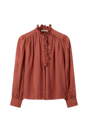 Roestkleurige blouse met lange mouwen, voorzien van een hoge kraag met kantafwerking, geraffineerde schouders, knoopmanchetten en delicate plooien langs de mouwen.