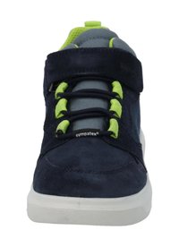 Marine blauwe suède sneaker met een grijze textielen tong, groene accenten op de veters en een witte rubberen zool; voorzien van een verstelbare band en logo.