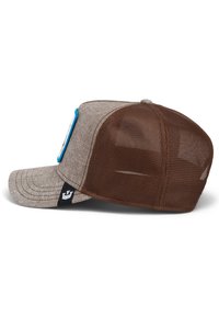 Gorra de malla marrón con frontal gris, que presenta un parche de logo azul, visera curvada y acentos de costura clara.