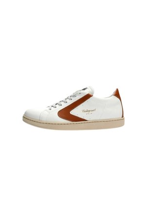 Sneaker bianca low-top con dettagli in pelle marrone, suola beige, lacci e logo dorato "Valsport 1920" sul lato.