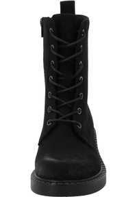 Schwarzer Wildleder-Stiefel mit abgerundetem Zehenbereich, Frontschnürung durch Metallösen und dicke, genähte Gummisohle, von vorne betrachtet.