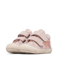 Sneaker in suede rosa con chiusura in velcro e accento di stella metallica. Punta rotonda in gomma, suole testurizzate per aderenza e un rivestimento morbido.