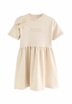 Robe beige manches courtes avec jupe froncée, poignets roulés, nœud détail à l'épaule et "BAKER BY TED BAKER" brodé sur la poitrine.