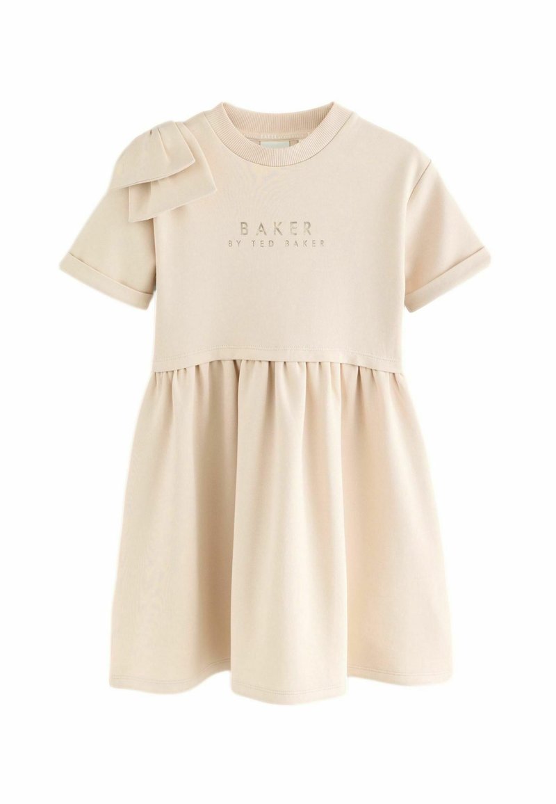 Robe beige manches courtes avec jupe froncée, poignets roulés, nœud détail à l'épaule et "BAKER BY TED BAKER" brodé sur la poitrine.