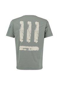 Zielona koszulka z krótkim rękawem z trzema pionowymi i jednym poziomym, zniszczonym białym wzorem pędzla na plecach.