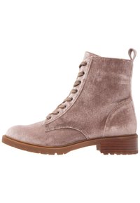 Bottine à lacets en velours beige doux avec une finition texturée, bout rond et semelle en caoutchouc avec un petit talon empilé.