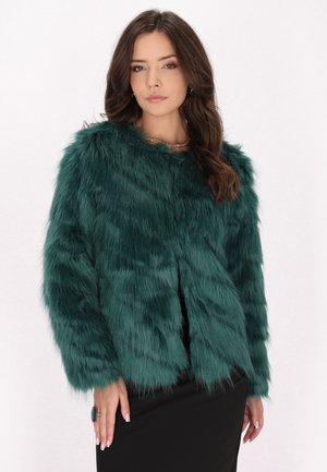 Jachetă din blană artificială teal, cu mâneci lungi, guler rotund și un design deschis în față. Textură moale cu un finisaj pufos și o ușoară strălucire.